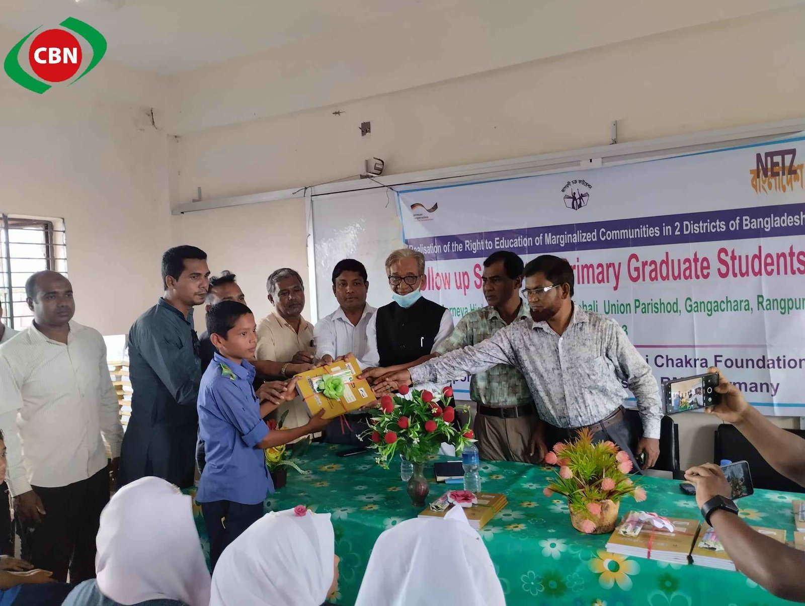 গঙ্গাচড়ায় মর্ণেয়া উচ্চ বিদ্যালয়ে মাঝে শিক্ষার্থীদের মাঝে শিক্ষা উপকরণ বিতরণ