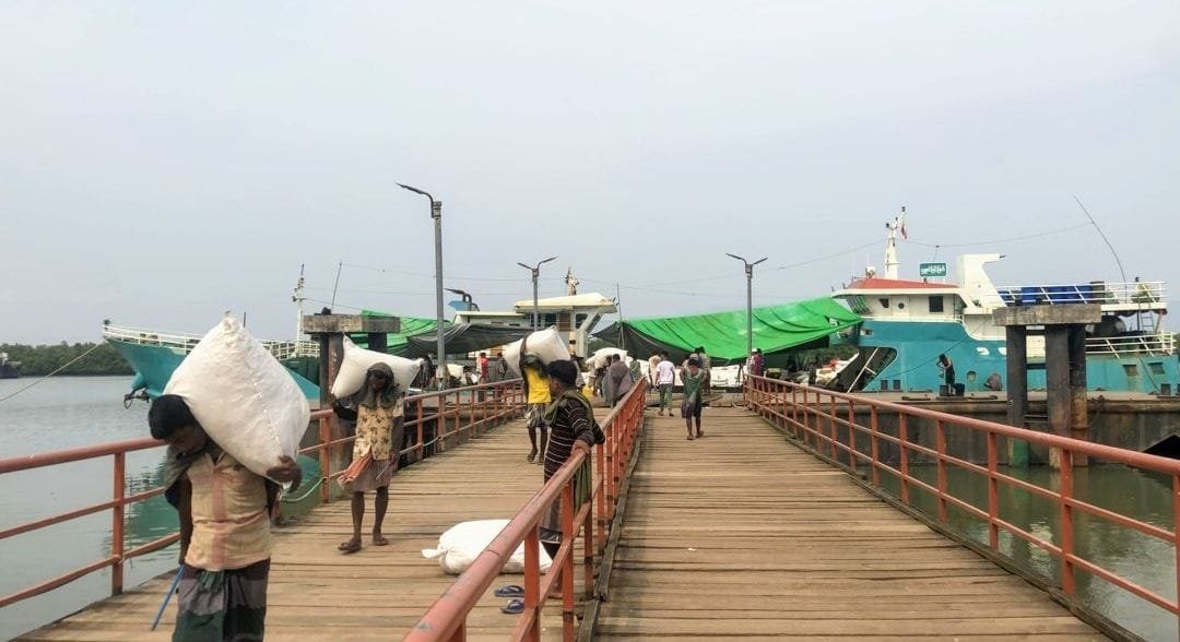 স্থলবন্দরে পণ্যবাহী ট্রলার ভিড়েছে