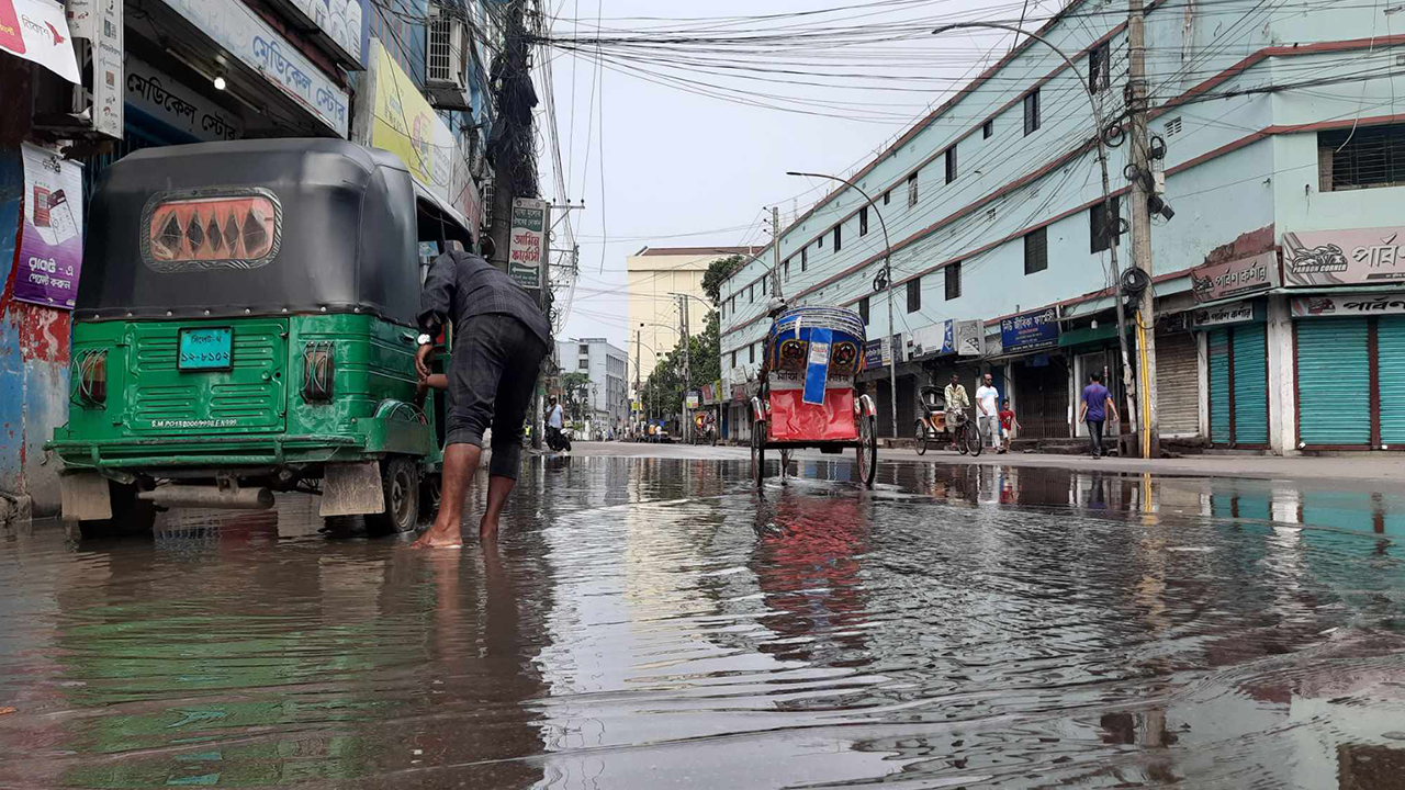 সিলেটে বন্যার পানিতে দেখা দিয়েছে জলাবদ্ধতা